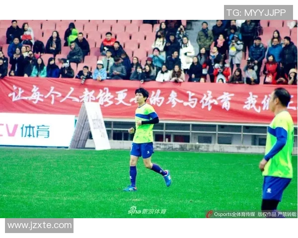 足球明星们在赛场上被绊倒的趣事与背后的故事揭秘