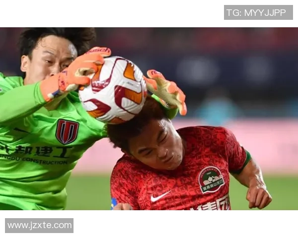 足球明星因激烈争执被罚下场的视频引发球迷热议与反思